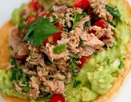 Tostadas de atún, crujientes y con guacamole
